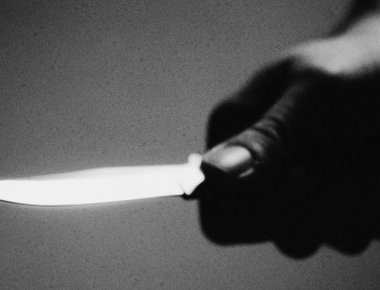 Σοκ στη Γλυφάδα: Μαχαίρωσε και επιχείρησε να «πατήσει» αστυνομικούς για μια κλήση!